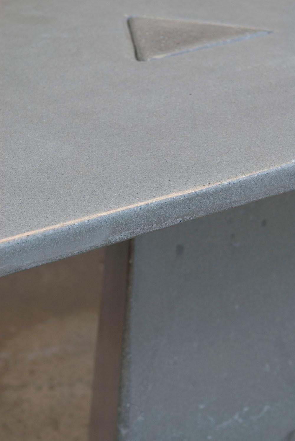 https://a.1stdibscdn.com/james-de-wulf-concrete-triangular-locking-dining-table-for-sale-picture-5/f_12242/f_209842621602626284984/DSC_0029_master.jpg