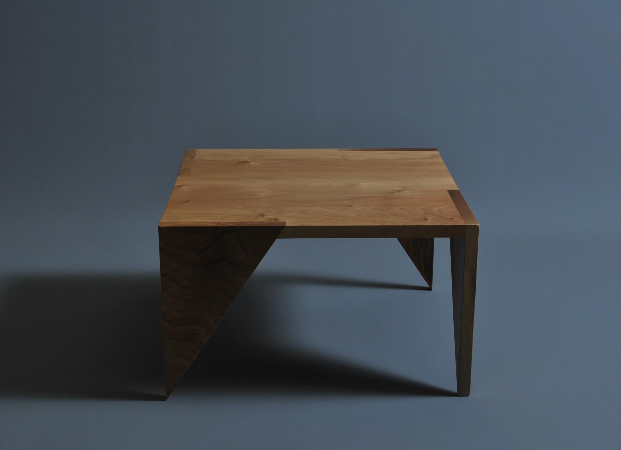 https://a.1stdibscdn.com/handcrafted-english-walnut-modernist-end-table-for-sale-picture-2/f_12322/f_232449221617630178813/DSC_0107_master.jpg