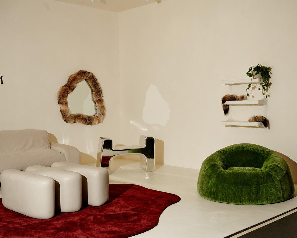 https://a.1stdibscdn.com/the-hill-biomorphic-shape-green-chair-in-mohair-si-vis-pacem-by-stefon-diggs-for-sale-picture-5/f_55372/f_484388421769035914253/DSC_0447_1_master.jpg