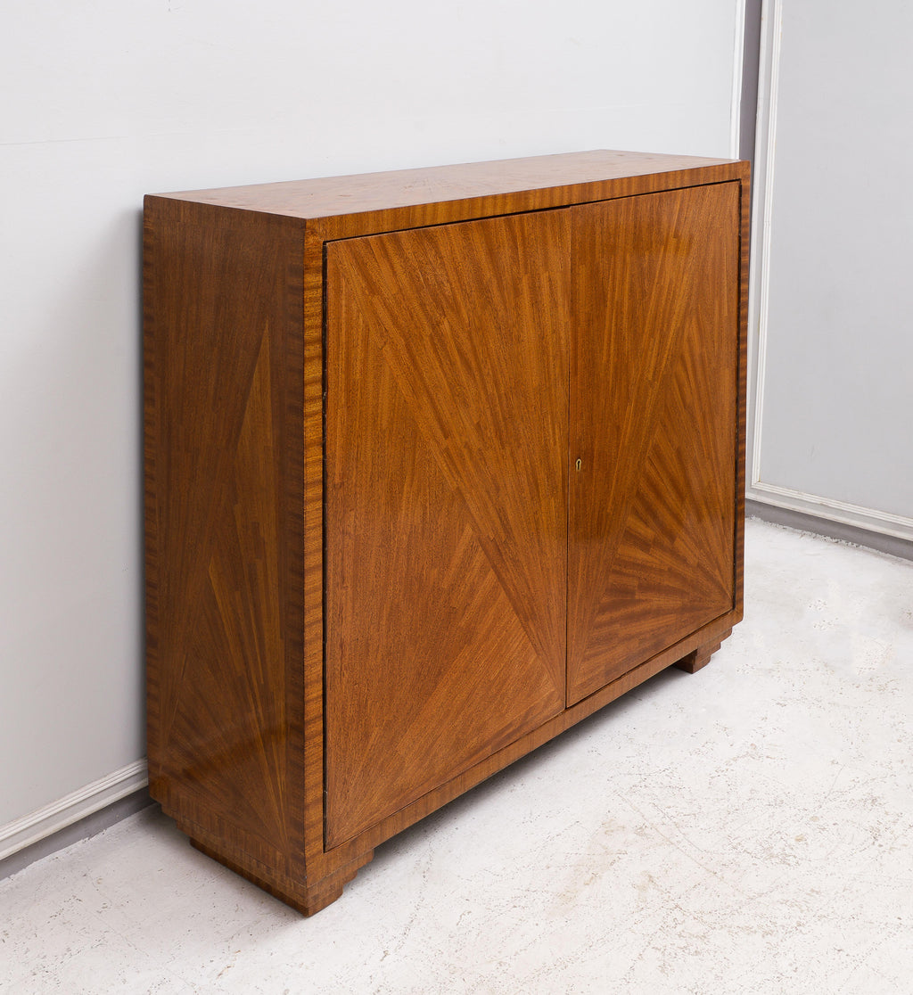 https://a.1stdibscdn.com/jean-michel-frank-inspired-parquetry-cabinet-exquisitely-crafted-cabinet-for-sale-picture-5/f_7988/f_326759121675890394776/DSC_0722_master.jpg