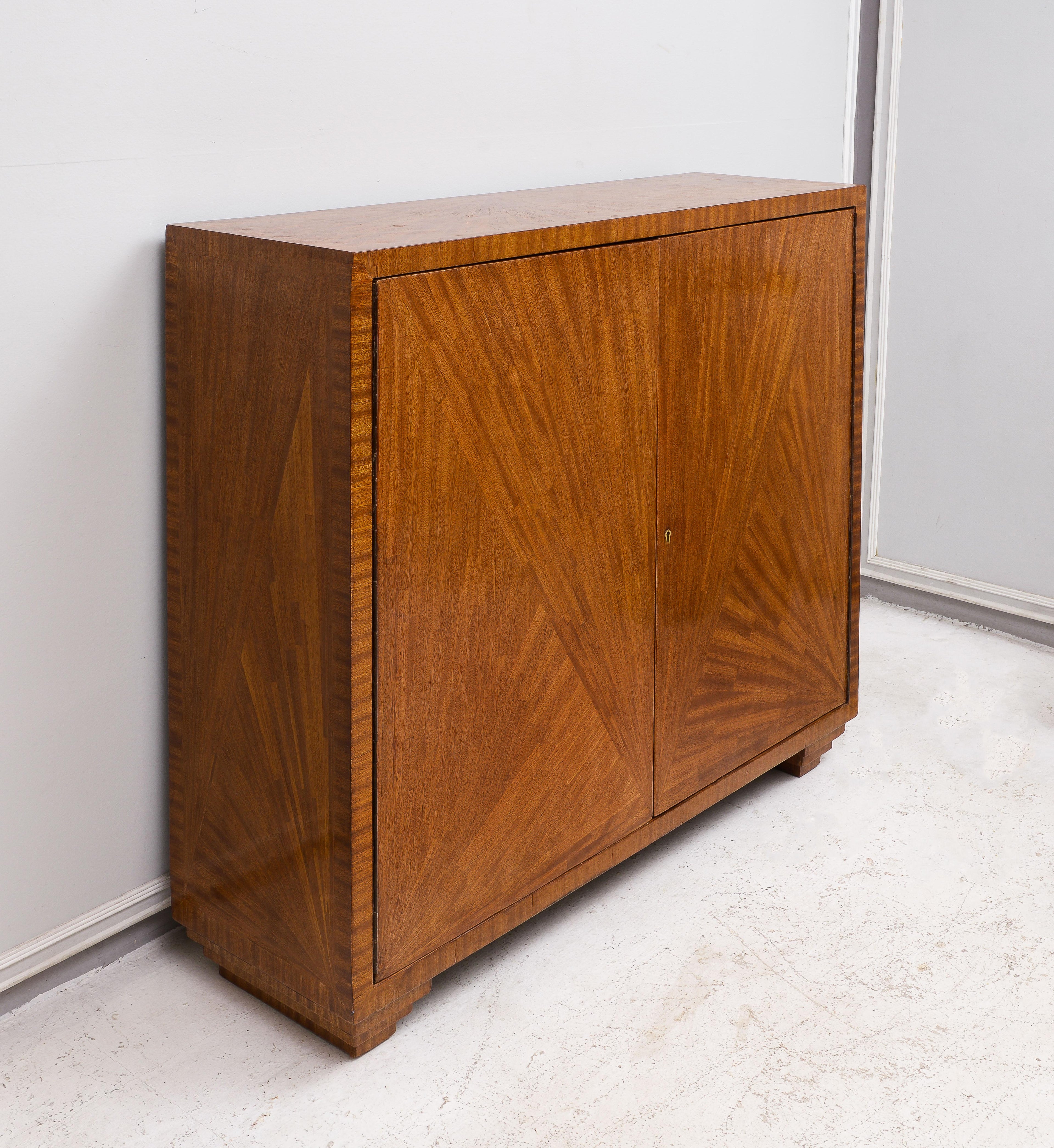 https://a.1stdibscdn.com/jean-michel-frank-inspired-parquetry-cabinet-exquisitely-crafted-cabinet-for-sale-picture-5/f_7988/f_326759121675890394776/DSC_0722_master.jpg