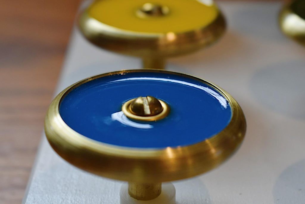 https://a.1stdibscdn.com/cabinet-drawer-pulls-by-daughter-mfg-for-sale-picture-3/f_90532/f_393465521713556157886/DSC_0845_VSCO_master.jpeg
