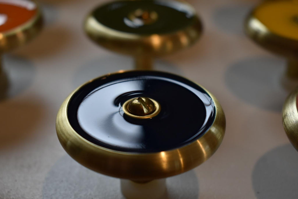 https://a.1stdibscdn.com/cabinet-drawer-pulls-by-daughter-mfg-for-sale-picture-14/f_90532/f_393465521713556565991/DSC_0866_master.jpeg