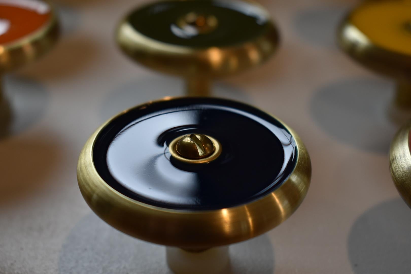 https://a.1stdibscdn.com/cabinet-drawer-pulls-by-daughter-mfg-for-sale-picture-14/f_90532/f_393465521713556565991/DSC_0866_master.jpeg