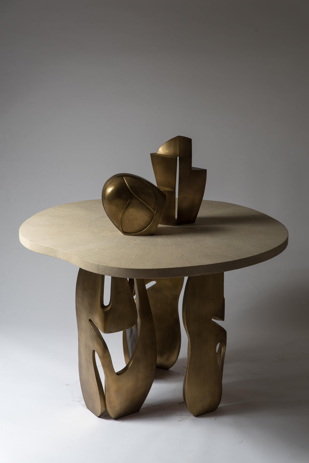 https://a.1stdibscdn.com/shagreen-breakfast-table-with-sculptural-brass-legs-by-r-y-augousti-for-sale-picture-7/f_45491/f_284092521651027020092/DSC_0995_master.jpg
