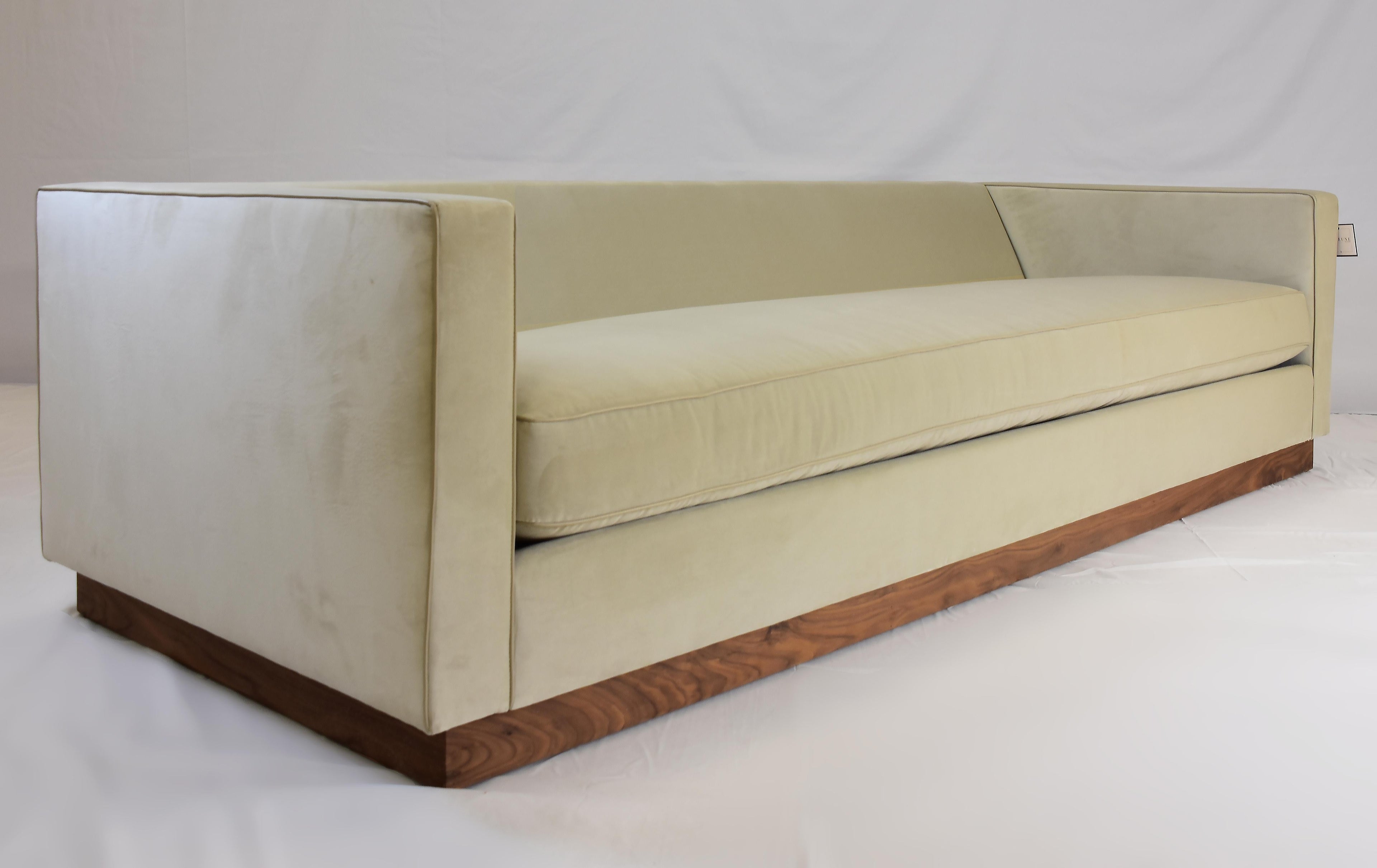 https://a.1stdibscdn.com/le-jeune-upholstery-shaker-3-seat-sofa-showroom-model-for-sale-picture-3/f_19743/f_386321121709171056916/DSC_1056_1__master.JPG