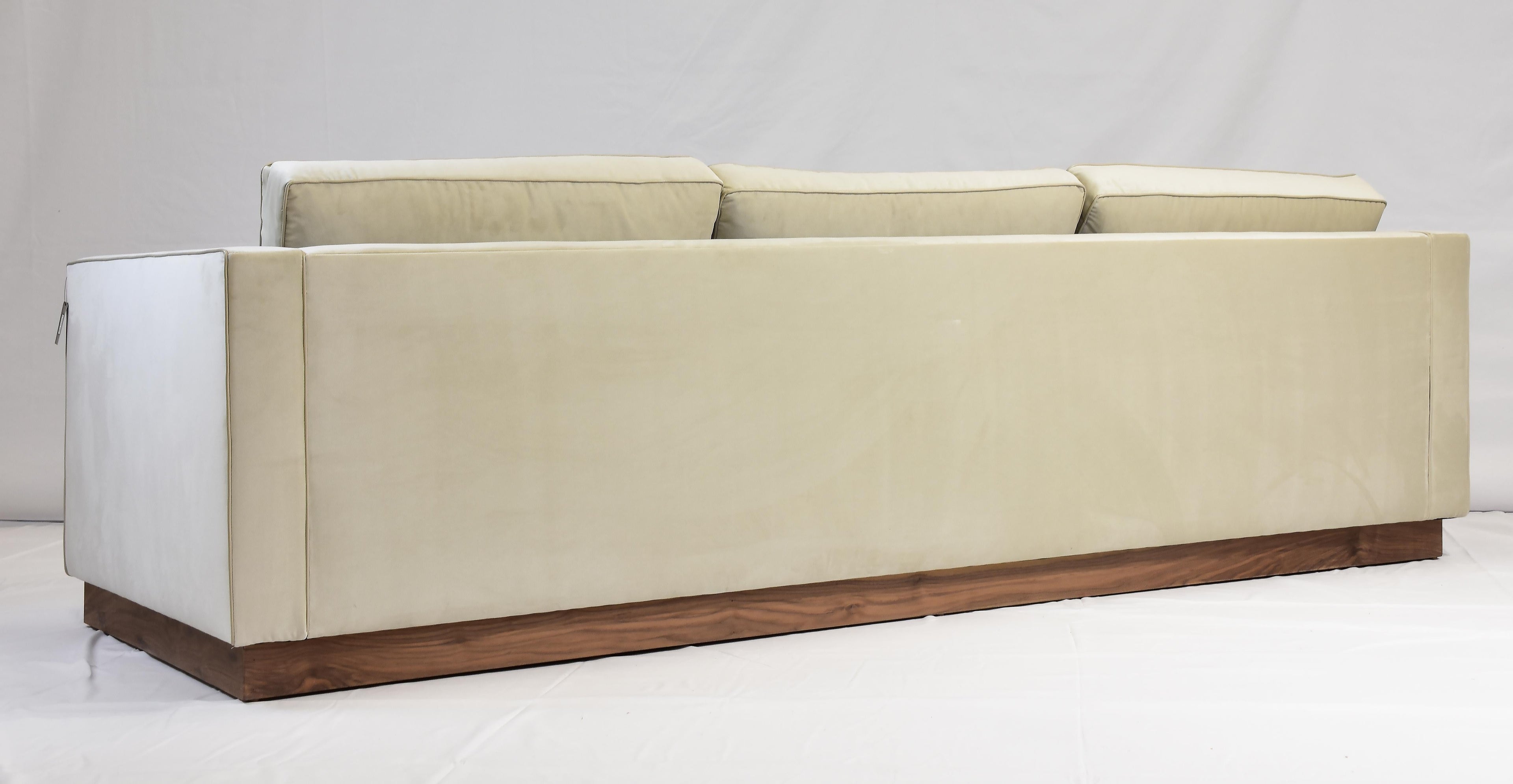 https://a.1stdibscdn.com/le-jeune-upholstery-shaker-3-seat-sofa-showroom-model-for-sale-picture-6/f_19743/f_386321121709171052573/DSC_1098_master.JPG