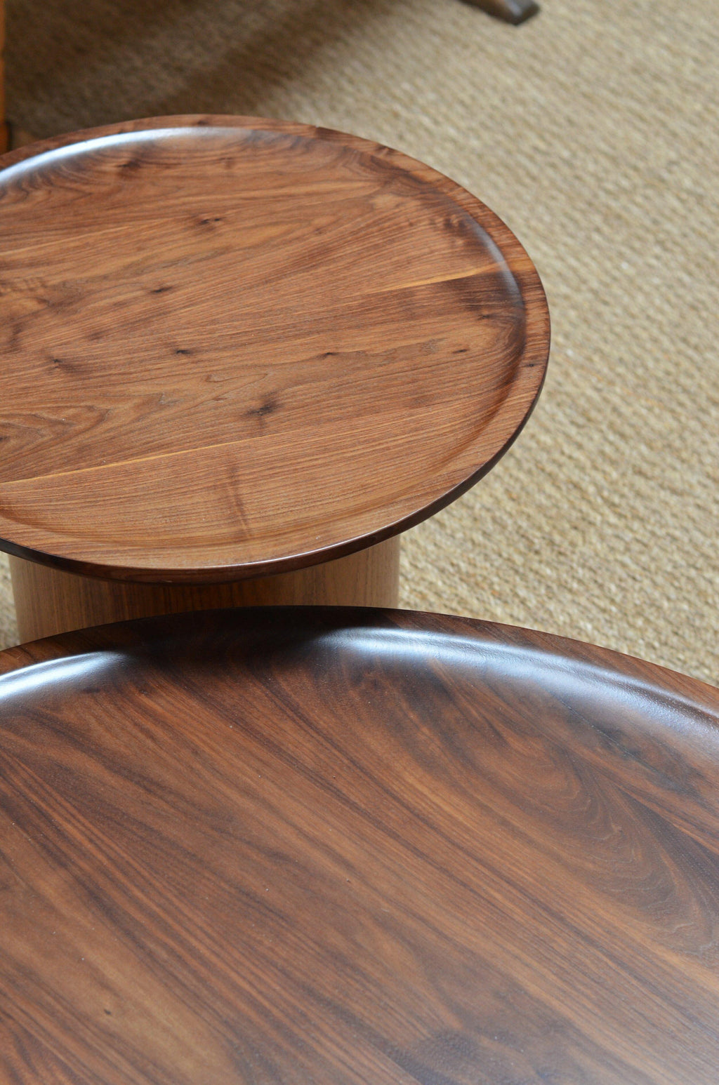 https://a.1stdibscdn.com/modern-round-coffee-table-in-walnut-by-martin-and-brockett-for-sale-picture-6/f_50711/f_255872821634072840102/DSC_1112_master.jpg
