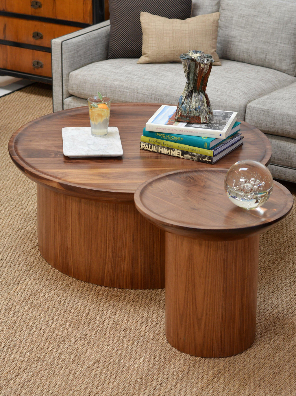 https://a.1stdibscdn.com/modern-round-coffee-table-in-walnut-by-martin-and-brockett-for-sale-picture-7/f_50711/f_255872821634072854083/DSC_1258_master.jpg