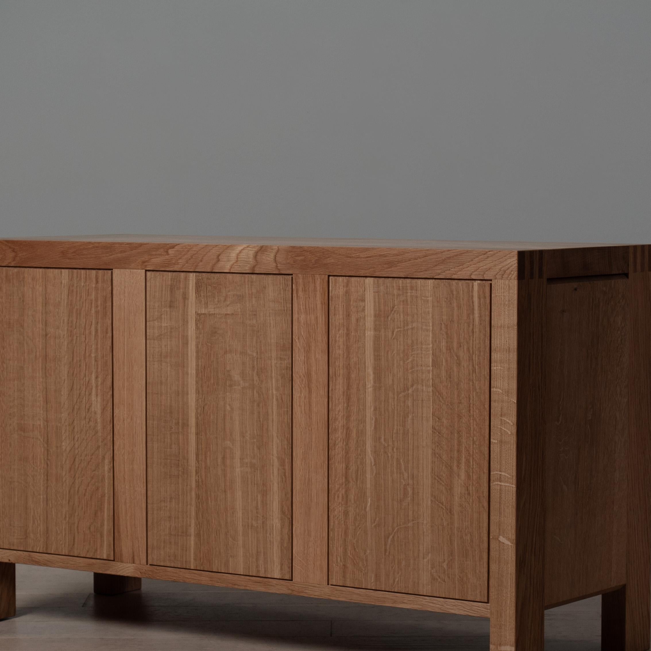 https://a.1stdibscdn.com/handcrafted-oak-cabinet-sideboard-for-sale-picture-9/f_12322/f_475911921763489711860/DSC_1287_master.jpg
