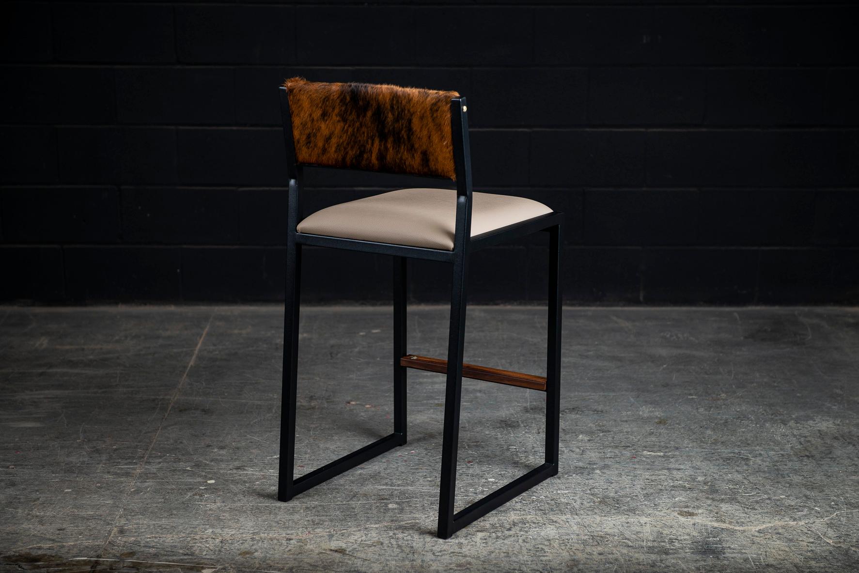 https://a.1stdibscdn.com/set-of-4-shaker-counter-stool-chair-by-ambrozia-walnut-vinyl-cowhide-for-sale-picture-3/f_36881/f_192615121590676786634/DSC_2155_master.jpg