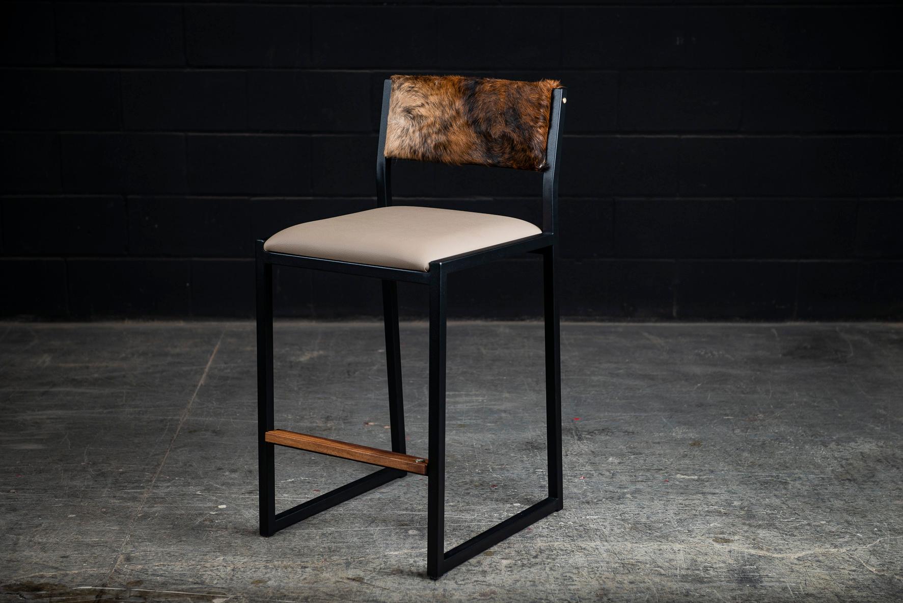 https://a.1stdibscdn.com/set-of-4-shaker-counter-stool-chair-by-ambrozia-walnut-vinyl-cowhide-for-sale-picture-4/f_36881/f_192615121590676785591/DSC_2159_master.jpg