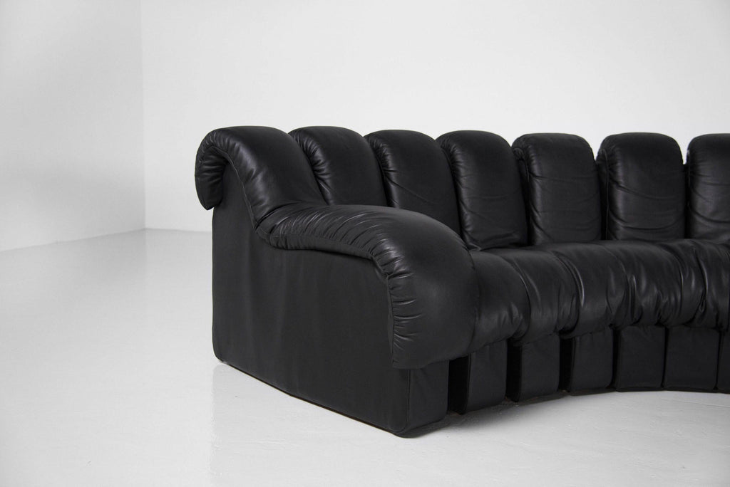 https://a.1stdibscdn.com/de-sede-ds-600-nonstop-snake-shaped-modular-sofa-in-black-leather-for-sale-picture-4/f_16392/f_324476721763994849671/DSC_2311_1_scaled_1__master.jpg