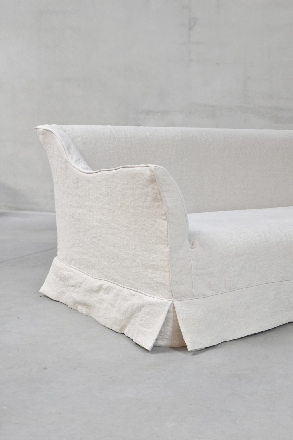 https://a.1stdibscdn.com/stephanie-sofa-by-am-designs-for-sale-picture-2/f_102622/f_456798621751378865445/DSC_6266_kopie_ren_3_master.jpg