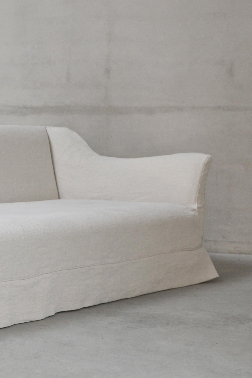 https://a.1stdibscdn.com/stephanie-sofa-by-am-designs-for-sale-picture-4/f_102622/f_456798621751378865547/DSC_6266_kopie_ren_4_master.jpg