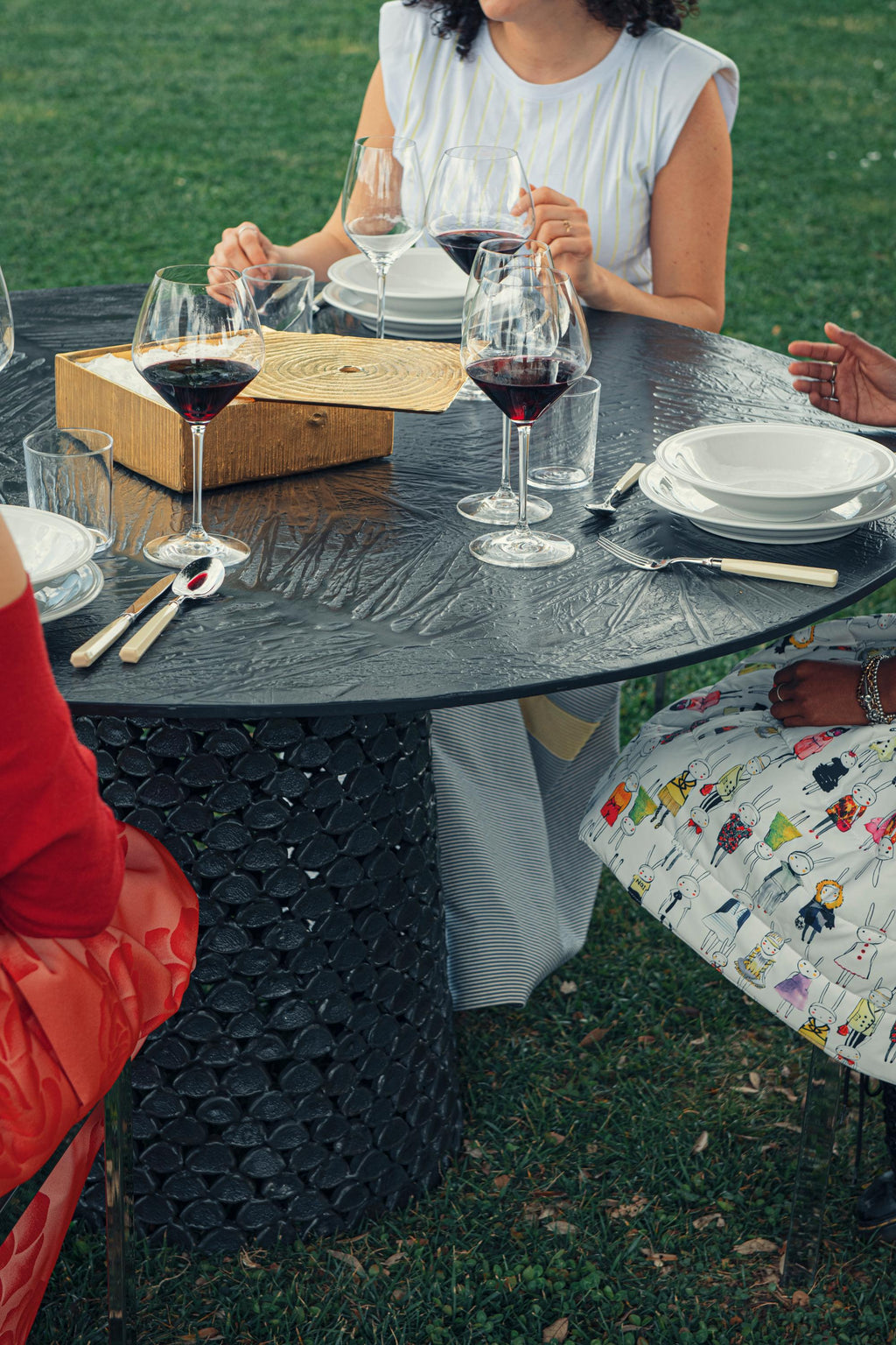 https://a.1stdibscdn.com/modern-andrea-salvetti-for-dilmos-round-dining-table-black-aluminium-cast-for-sale-picture-5/f_55232/f_238551221621523779959/DSC_8167_master.jpg