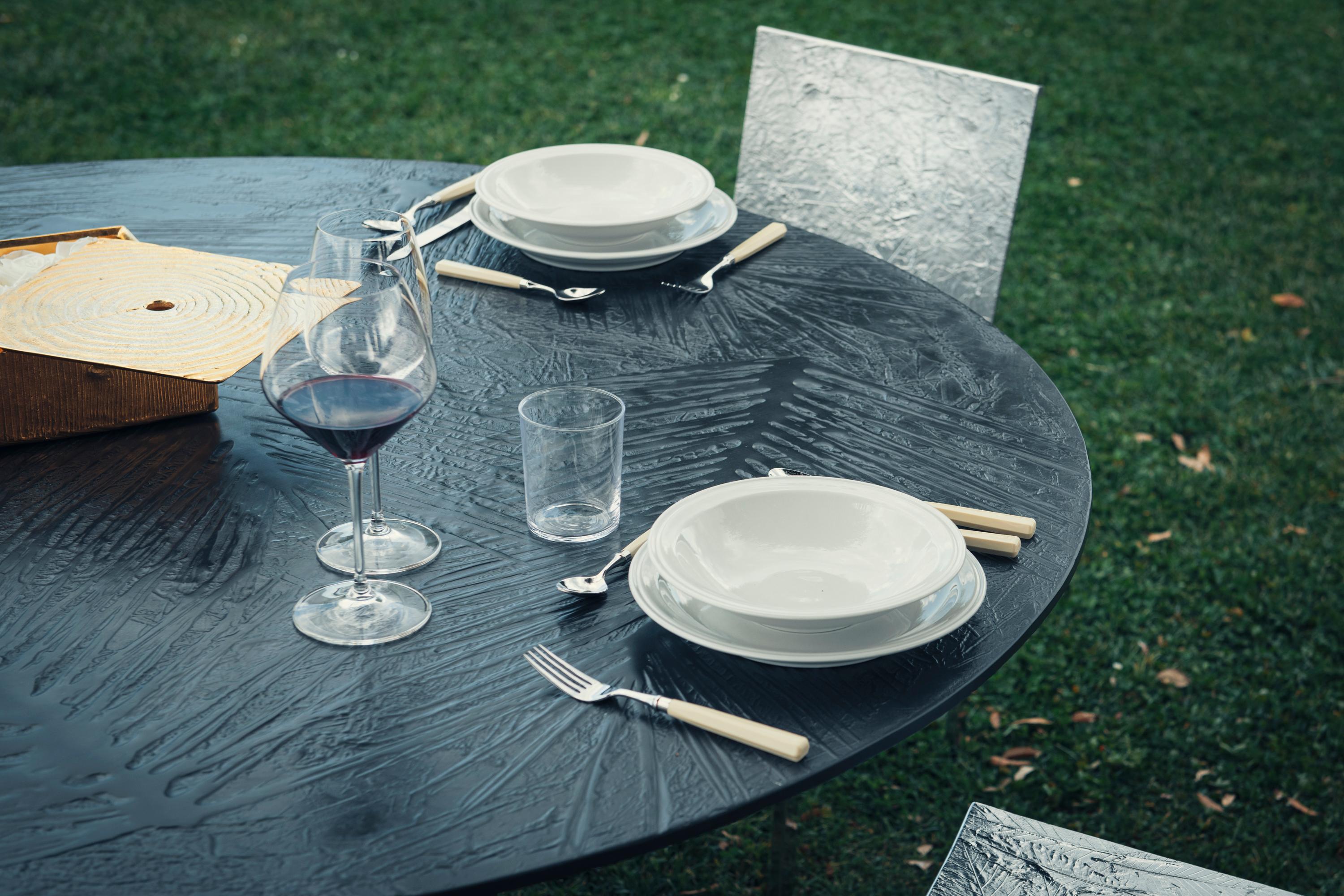https://a.1stdibscdn.com/modern-andrea-salvetti-for-dilmos-round-dining-table-black-aluminium-cast-for-sale-picture-7/f_55232/f_238551221621523751413/DSC_8593_master.jpg
