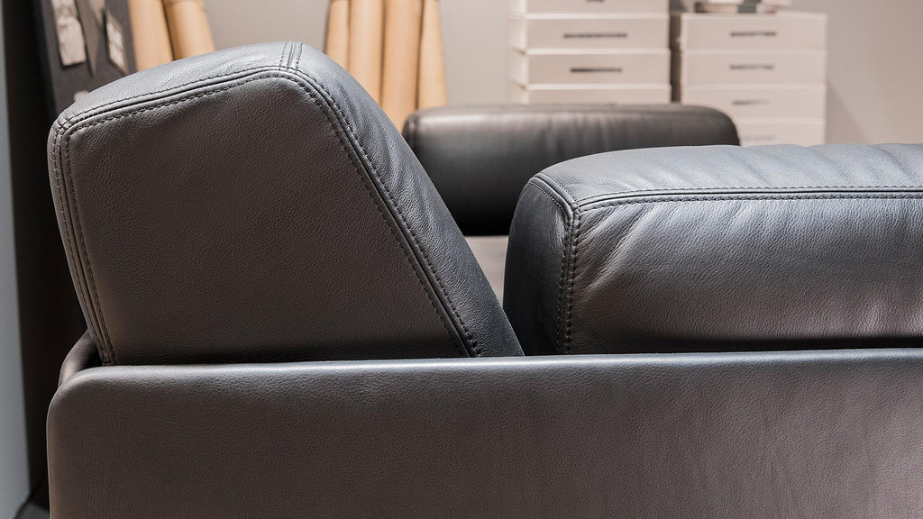 https://a.1stdibscdn.com/de-sede-ds-76-two-seat-sofa-bed-in-black-upholstery-by-de-sede-design-team-for-sale-picture-6/22569652/f_324454121674810266153/DS_0076_Detail_hs_master_master.jpg