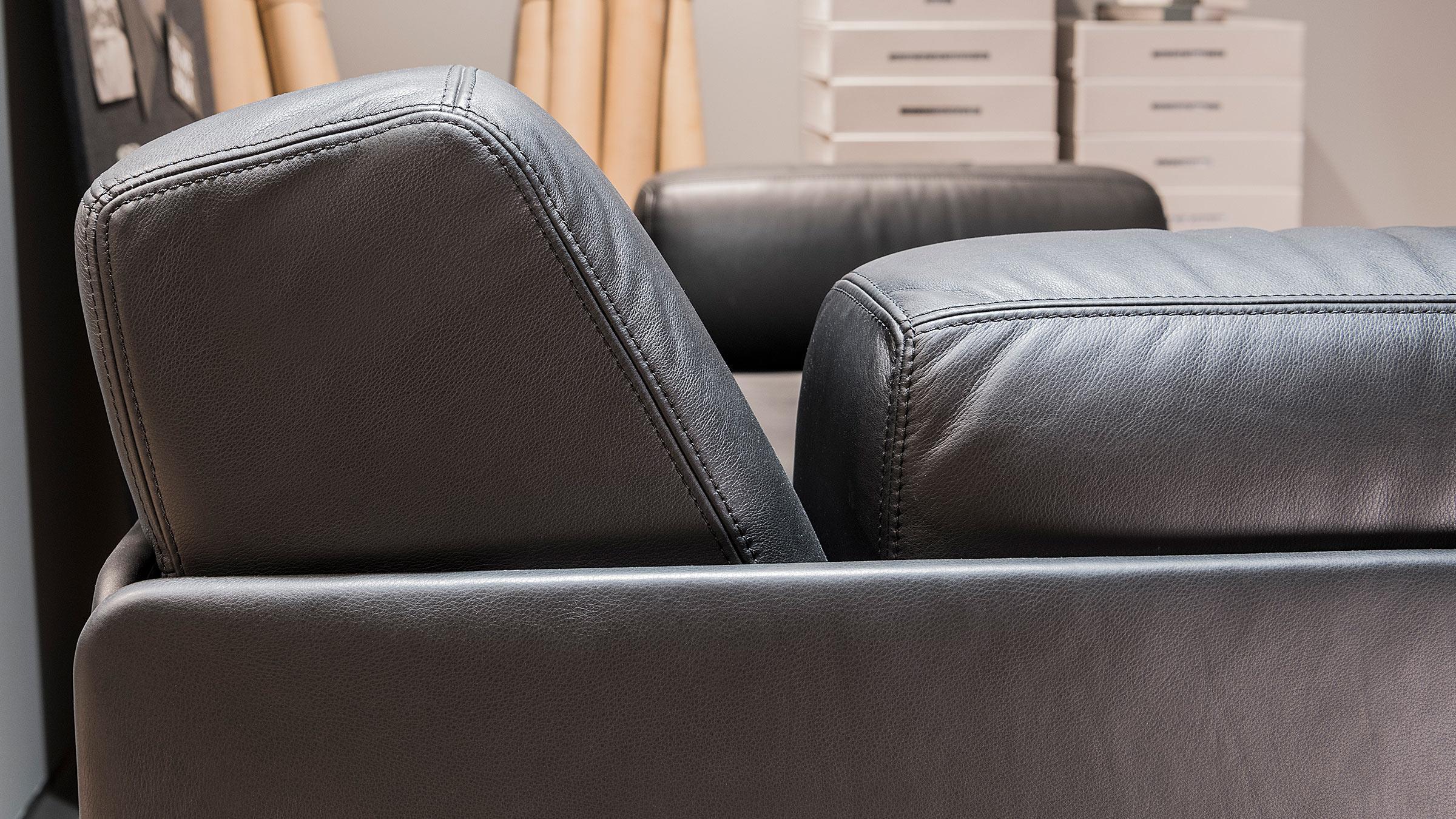 https://a.1stdibscdn.com/de-sede-ds-76-two-seat-sofa-bed-in-black-upholstery-by-de-sede-design-team-for-sale-picture-6/22569652/f_324454121674810266153/DS_0076_Detail_hs_master_master.jpg