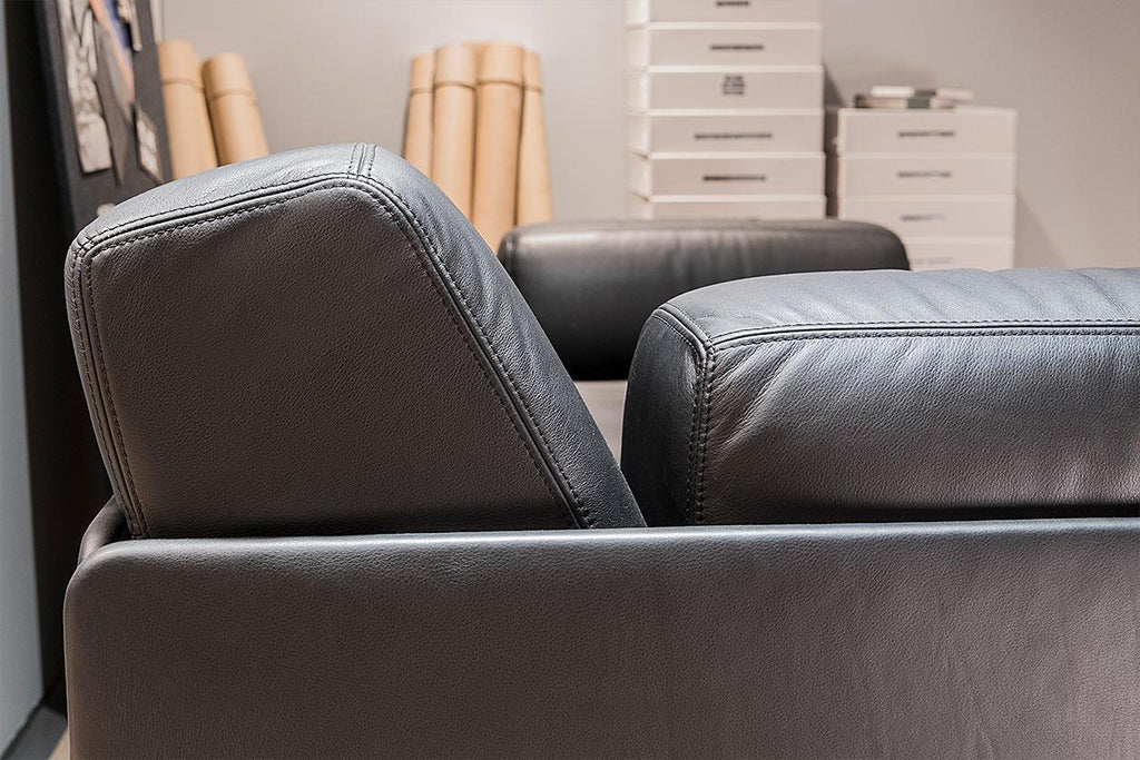 https://a.1stdibscdn.com/de-sede-ds-76-two-seat-sofa-bed-in-black-upholstery-by-de-sede-design-team-for-sale-picture-7/22569652/f_324454121674810265897/DS_0076_Detail_ps_master_master.jpg