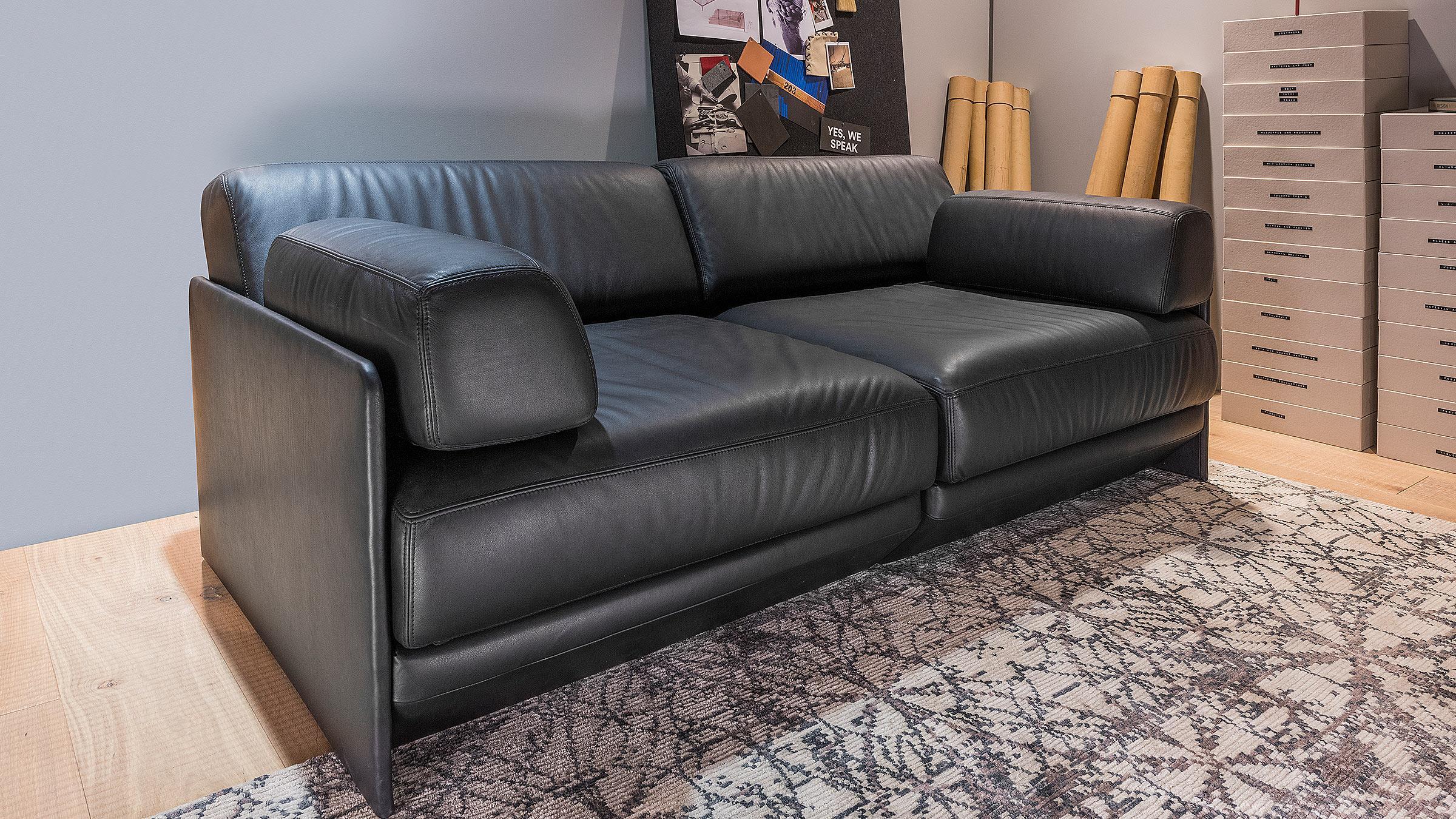 https://a.1stdibscdn.com/de-sede-ds-76-two-seat-sofa-bed-in-black-upholstery-by-de-sede-design-team-for-sale-picture-10/22569652/f_324454121674810267390/DS_0076_hs_master_master.jpg