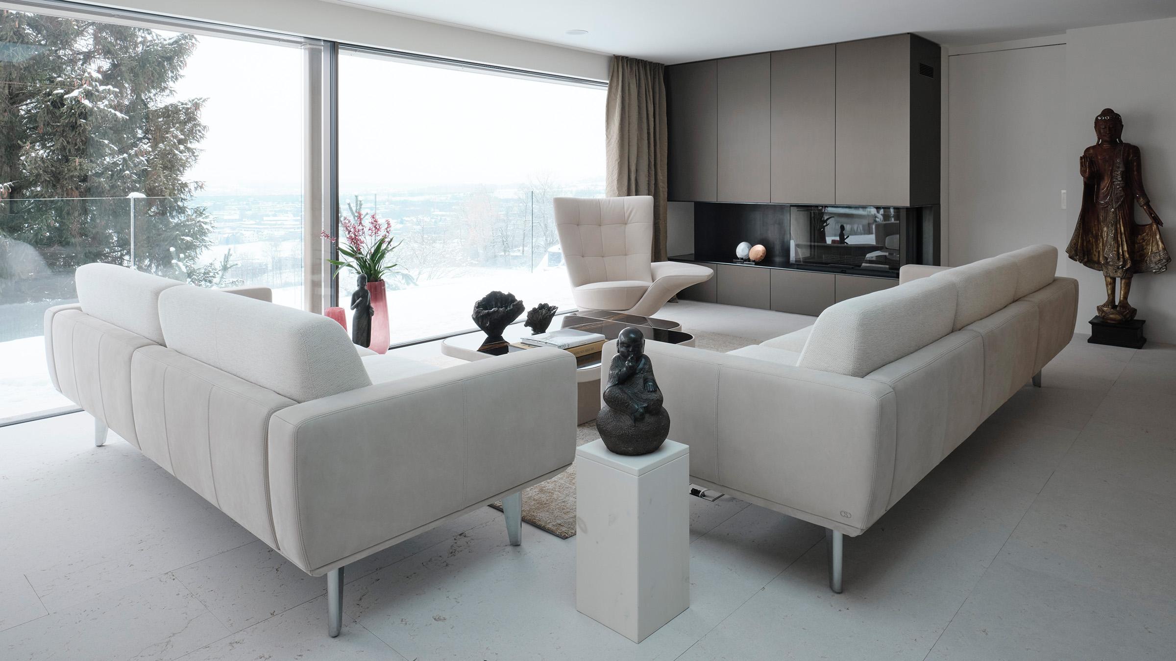 https://a.1stdibscdn.com/de-sede-ds-262-11-armchair-in-black-upholstery-swivel-base-by-stefan-heiliger-for-sale-picture-8/f_16392/f_324045221770051866288/DS_262_modern_house_switzerland_05_ds262_ds87_ds3011_kaschmir_clientfabric_master.jpg