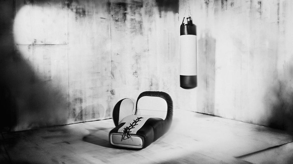 https://a.1stdibscdn.com/ds-2878-italian-pop-boxing-glove-chaise-lounge-right-in-leather-by-de-sede-for-sale-picture-6/f_16392/f_486839421770375815999/DS_2878_BOXING_Campaign_Schuller_01_web_1200x_1__master.jpg