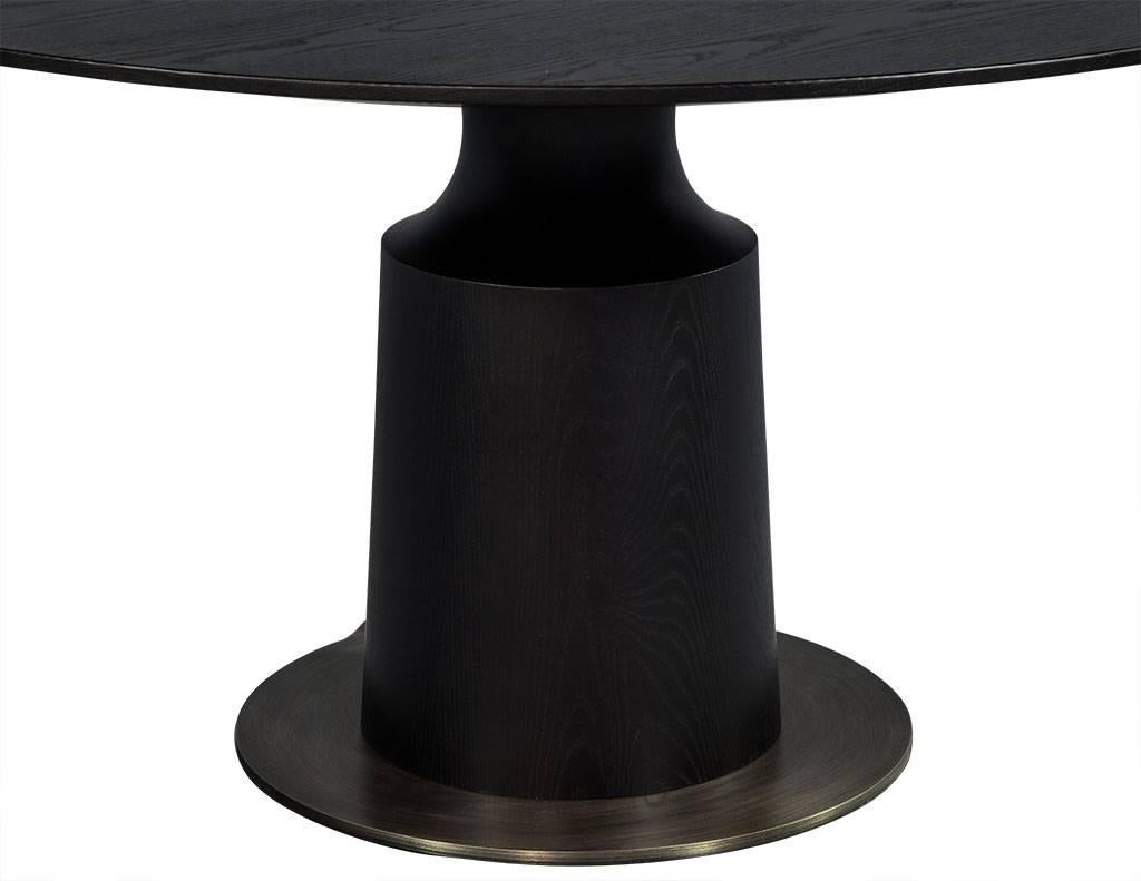 https://a.1stdibscdn.com/round-modern-solid-oak-dining-table-with-brass-accents-for-sale-picture-3/f_8849/f_253422221631803435705/DS_5082_003_master.jpg
