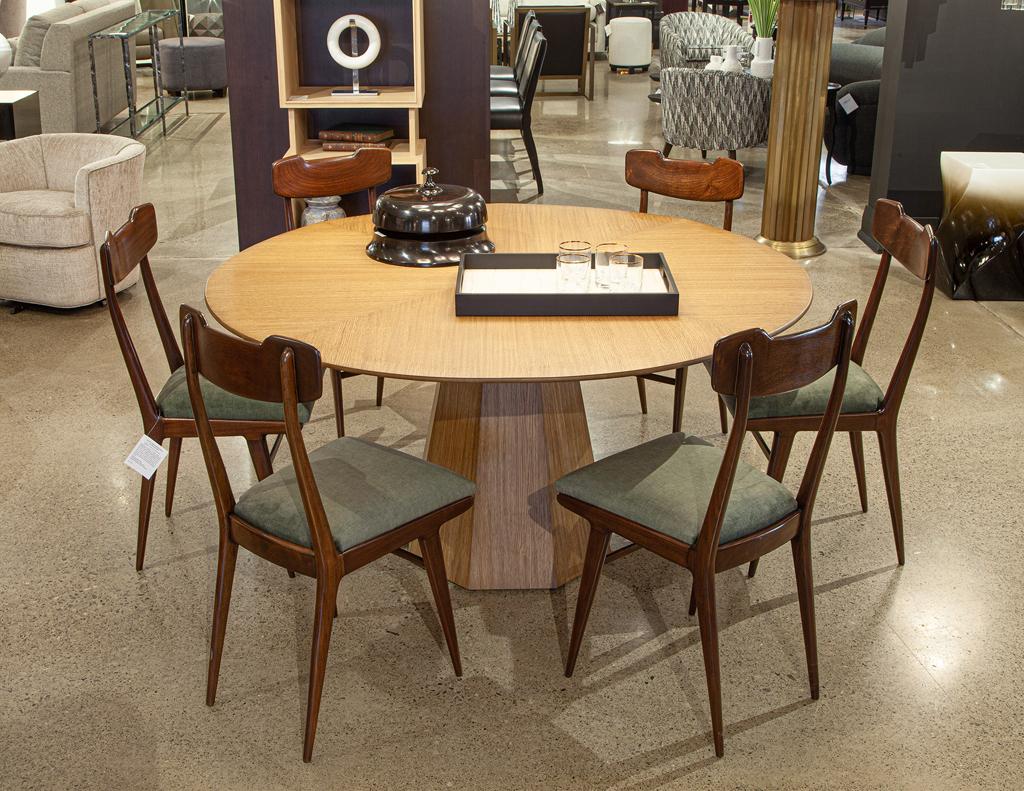 https://a.1stdibscdn.com/modern-round-oak-dining-table-for-sale-picture-8/f_8849/f_387286121709744827121/DS_5231_Modern_Round_Oak_Dining_Table_009_master.jpg