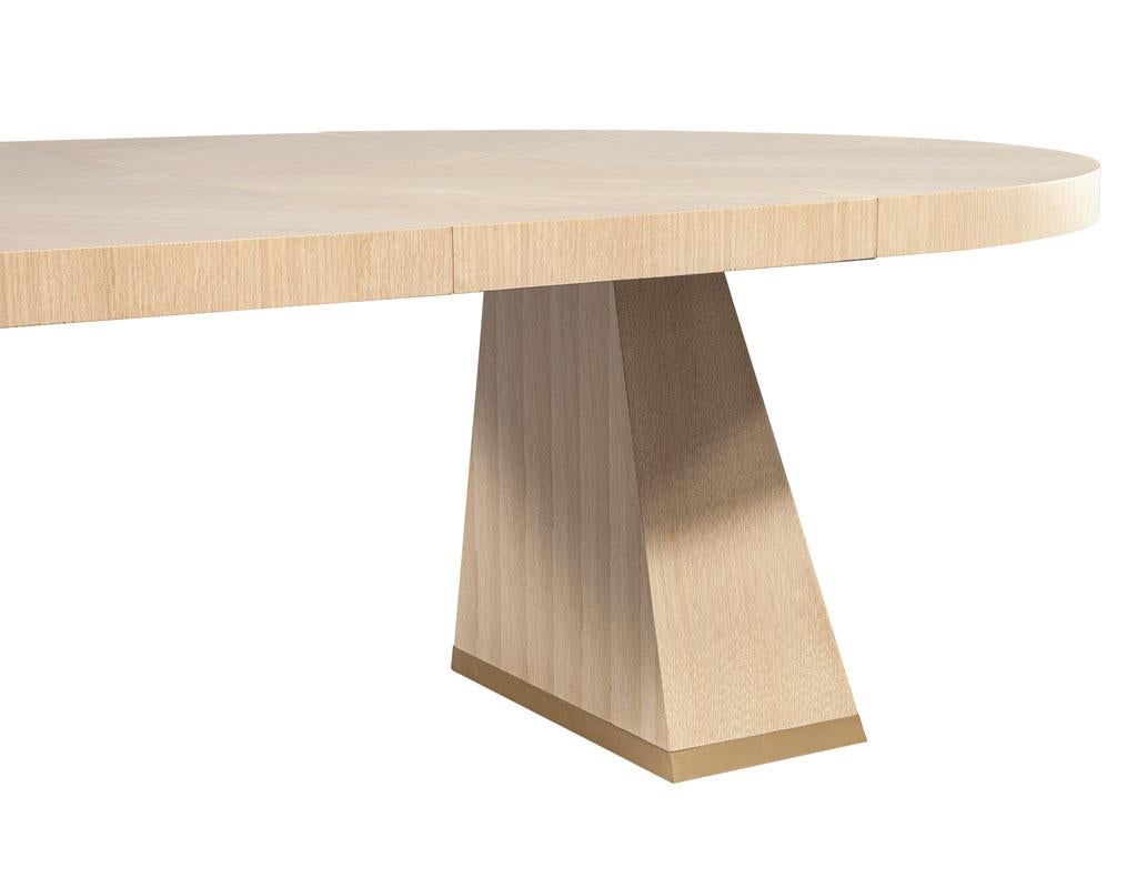https://a.1stdibscdn.com/modern-round-extendable-oak-dining-table-for-sale-picture-11/f_8849/f_411955621724517808617/DS_5236_Modern_Round_Extending_Oak_Dining_Table_0011_master.jpg