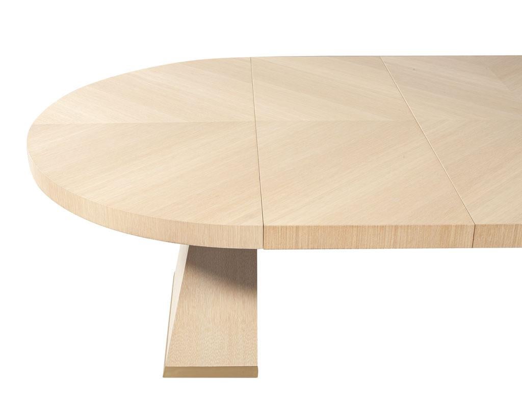 https://a.1stdibscdn.com/modern-round-extendable-oak-dining-table-for-sale-picture-12/f_8849/f_411955621724517808603/DS_5236_Modern_Round_Extending_Oak_Dining_Table_0012_master.jpg
