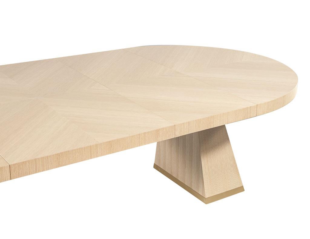 https://a.1stdibscdn.com/modern-round-extendable-oak-dining-table-for-sale-picture-13/f_8849/f_411955621724517808592/DS_5236_Modern_Round_Extending_Oak_Dining_Table_0013_master.jpg