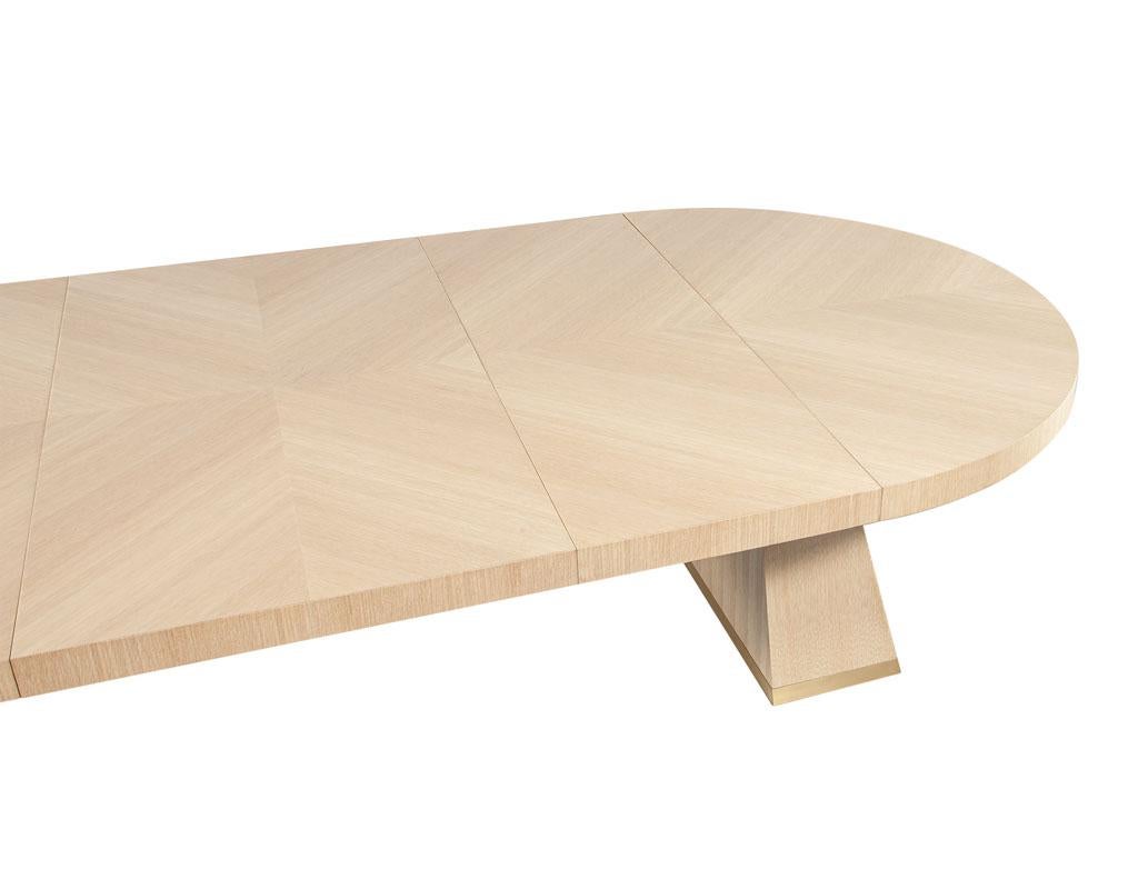 https://a.1stdibscdn.com/modern-round-extendable-oak-dining-table-for-sale-picture-14/f_8849/f_411955621724517808653/DS_5236_Modern_Round_Extending_Oak_Dining_Table_0014_master.jpg