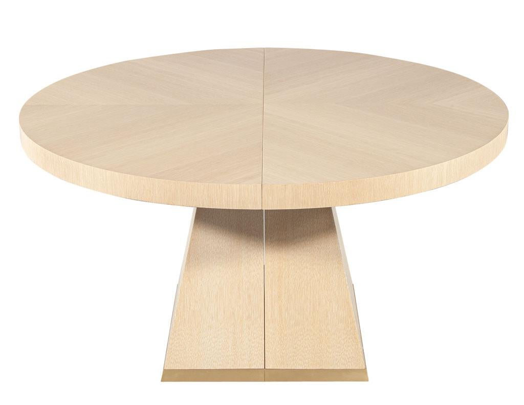 https://a.1stdibscdn.com/modern-round-extendable-oak-dining-table-for-sale-picture-16/f_8849/f_411955621724517808657/DS_5236_Modern_Round_Extending_Oak_Dining_Table_0016_master.jpg