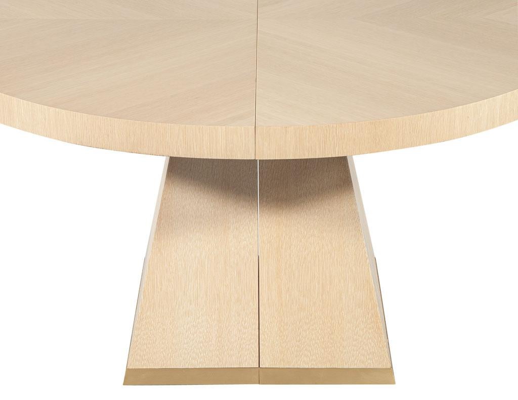 https://a.1stdibscdn.com/modern-round-extendable-oak-dining-table-for-sale-picture-17/f_8849/f_411955621724517808657/DS_5236_Modern_Round_Extending_Oak_Dining_Table_0017_master.jpg