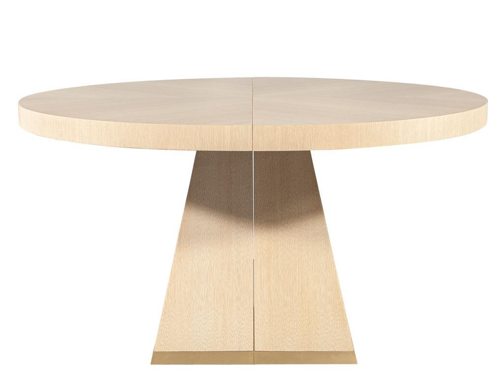 https://a.1stdibscdn.com/modern-round-extendable-oak-dining-table-for-sale-picture-6/f_8849/f_411955621724517808199/DS_5236_Modern_Round_Extending_Oak_Dining_Table_006_master.jpg
