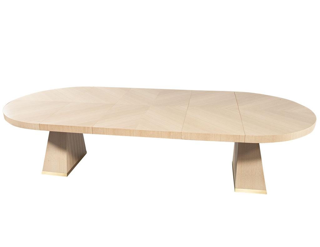 https://a.1stdibscdn.com/modern-round-extendable-oak-dining-table-for-sale-picture-7/f_8849/f_411955621724517808200/DS_5236_Modern_Round_Extending_Oak_Dining_Table_007_master.jpg