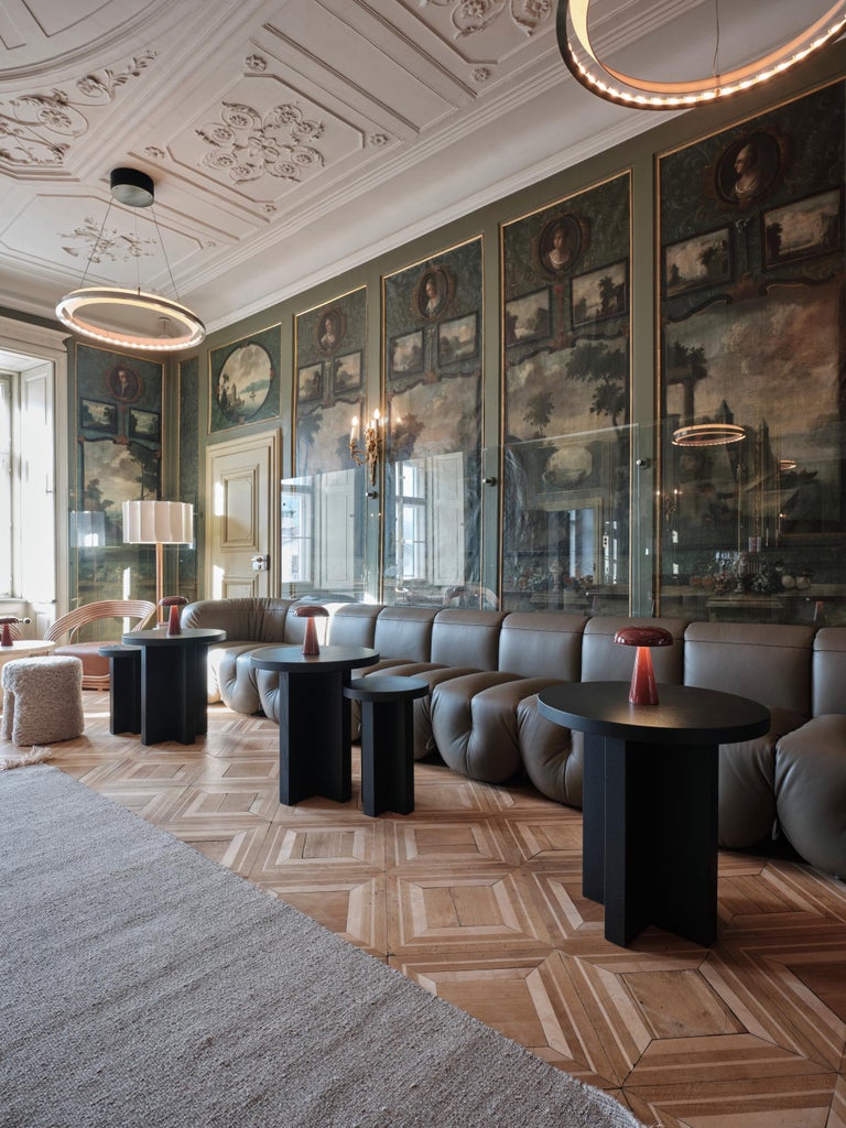 https://a.1stdibscdn.com/de-sede-ds-707-sofa-in-black-club-leather-upholstery-by-philippe-malouin-for-sale-picture-8/f_16392/f_324041421769366625663/DS_707_Select_Cashemere_Restaurant_Fuerstenau_Caminada_CH_2024_03_1__master.jpg?width=768