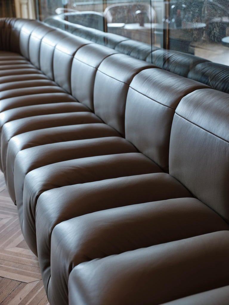https://a.1stdibscdn.com/de-sede-ds-707-sofa-in-black-club-leather-upholstery-by-philippe-malouin-for-sale-picture-11/f_16392/f_324041421769366624666/DS_707_Select_Cashemere_Restaurant_Fuerstenau_Caminada_CH_2024_14_1__master.jpg?width=768