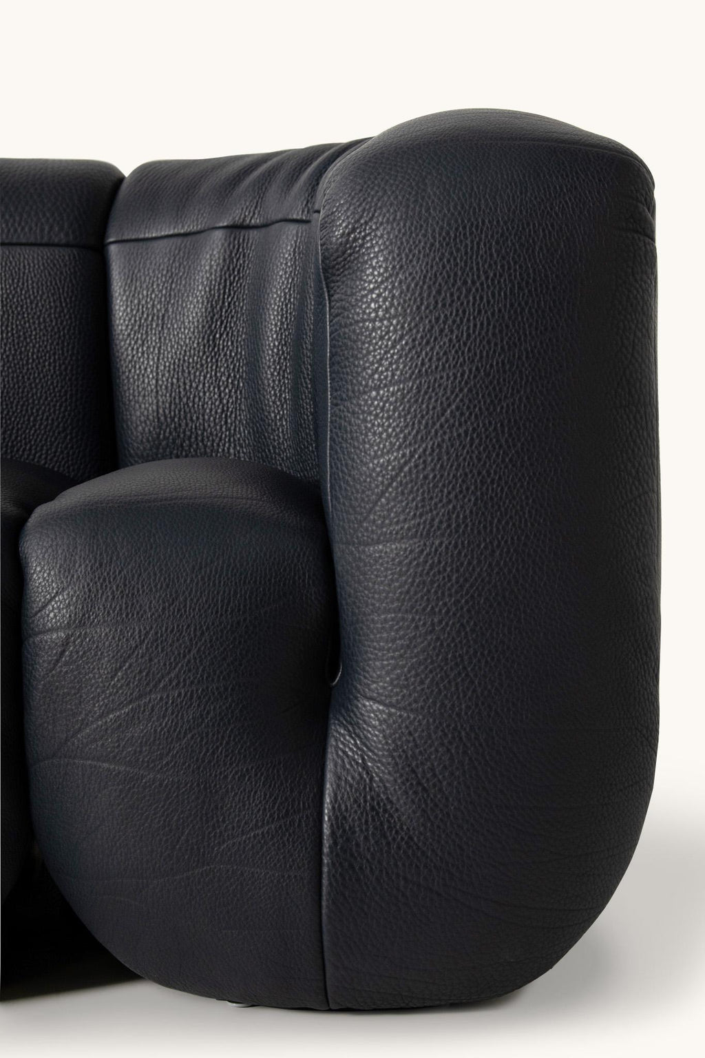 https://a.1stdibscdn.com/de-sede-ds-707-sofa-in-perla-touch-leather-upholstery-by-philippe-malouin-for-sale-picture-6/22569652/f_324091221674648540593/DS_707_neck_paris_detail_master_master.jpg