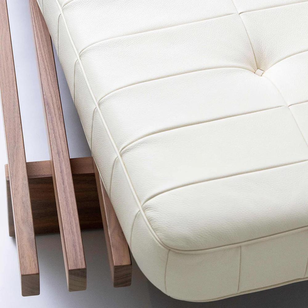https://a.1stdibscdn.com/de-sede-ds-80-three-seat-sofa-in-naturale-cuoio-leather-for-sale-picture-3/f_16392/f_476872421763997111544/DS_80_Living_offwhite_american_walnut_detail_2888_DETAIL_1000x_master.jpg