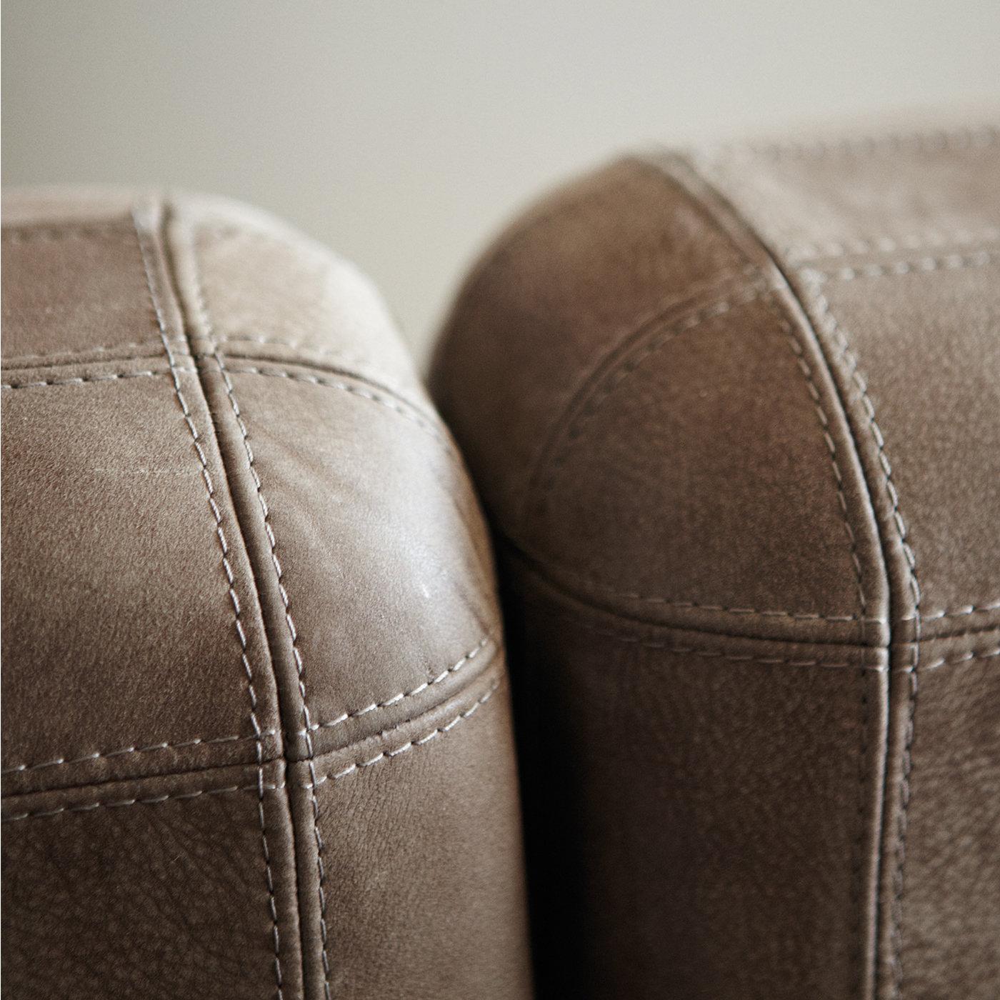 https://a.1stdibscdn.com/traco-gray-leather-sofa-by-paolo-capello-for-sale-picture-4/f_17062/f_217152921639060764460/DTCOMB_039_C20200306_24_1vl02ik_master.jpg