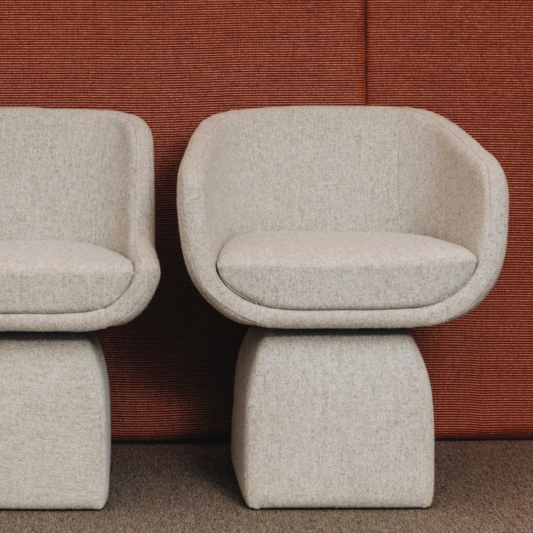 https://a.1stdibscdn.com/oscar-upholstered-chair-boucle-swivel-and-com-option-portugal-by-duistt-for-sale-picture-8/f_63222/f_457214621776443213416/DUISTT_OSCAR_CHAIR_Detail_master.jpg?width=768