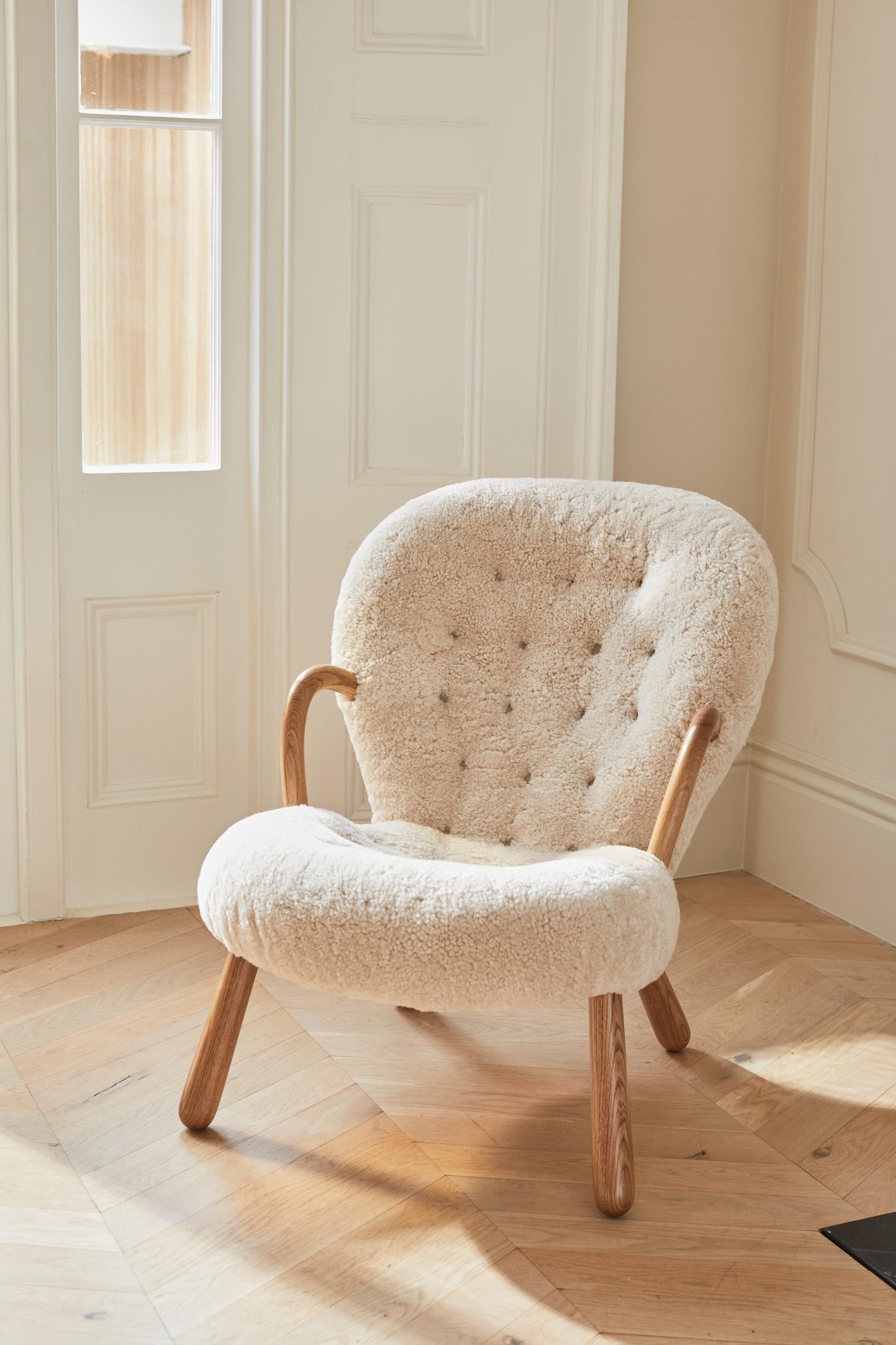 https://a.1stdibscdn.com/re-edition-sheepskin-clam-chair-by-arnold-madsen-for-sale-picture-9/f_13332/f_300195621660734867876/Dag_15_03_221162_master.jpg