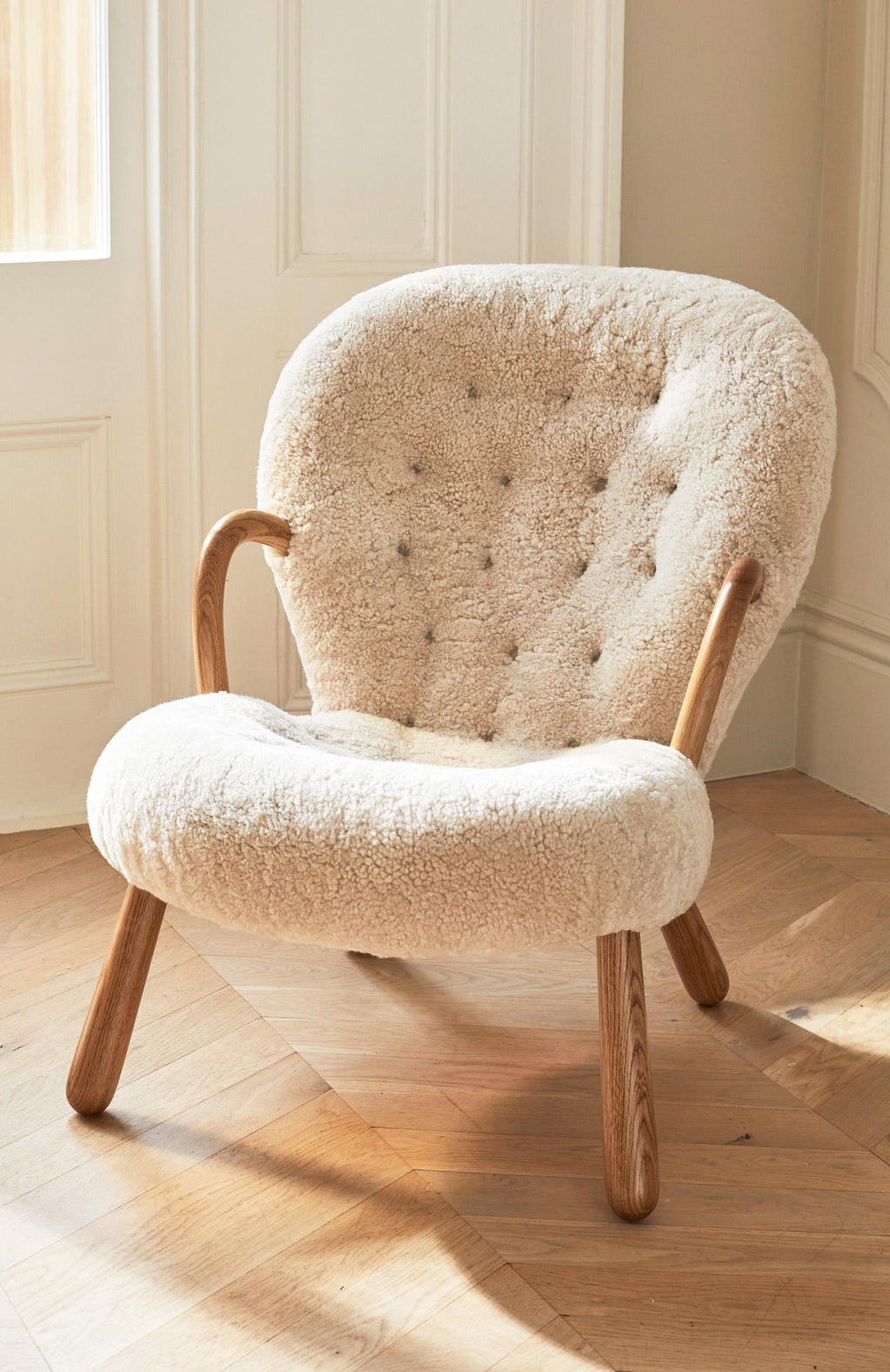 https://a.1stdibscdn.com/pair-of-arnold-madsen-sheepskin-clam-chairs-1944-for-sale-picture-12/f_67442/f_288879221653951233773/Dag_15_03_221165_copy_master.jpg
