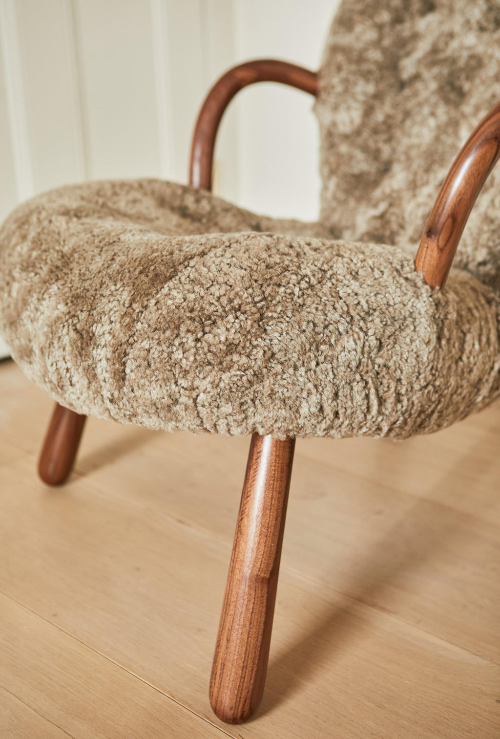 https://a.1stdibscdn.com/pair-of-arnold-madsen-sheepskin-clam-chairs-1944-for-sale-picture-13/f_67442/f_288879221653951234458/Dag_15_03_221881_master.jpg