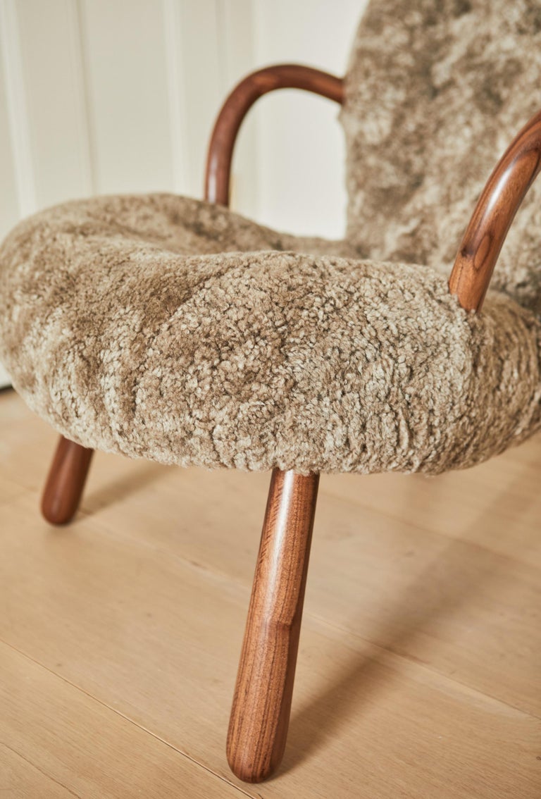 https://a.1stdibscdn.com/re-edition-sheepskin-clam-chair-ottoman-by-arnold-madsen-for-sale-picture-13/f_67442/f_306305021664468986550/Dag_15_03_221881_master.jpg?width=768