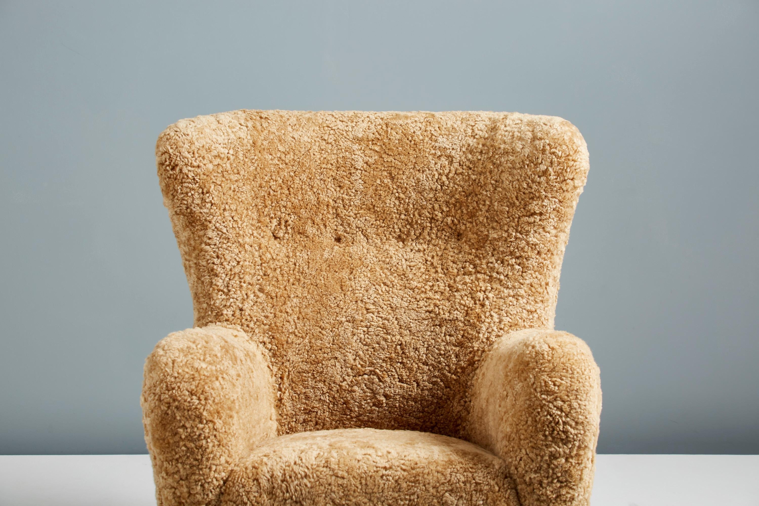 https://a.1stdibscdn.com/pair-of-custom-made-sheepskin-wing-chairs-for-sale-picture-5/f_67442/f_289525721654267829481/DagmarCustom_DD_006_SampoChair_Sheepskin_Maple_03_master.jpg