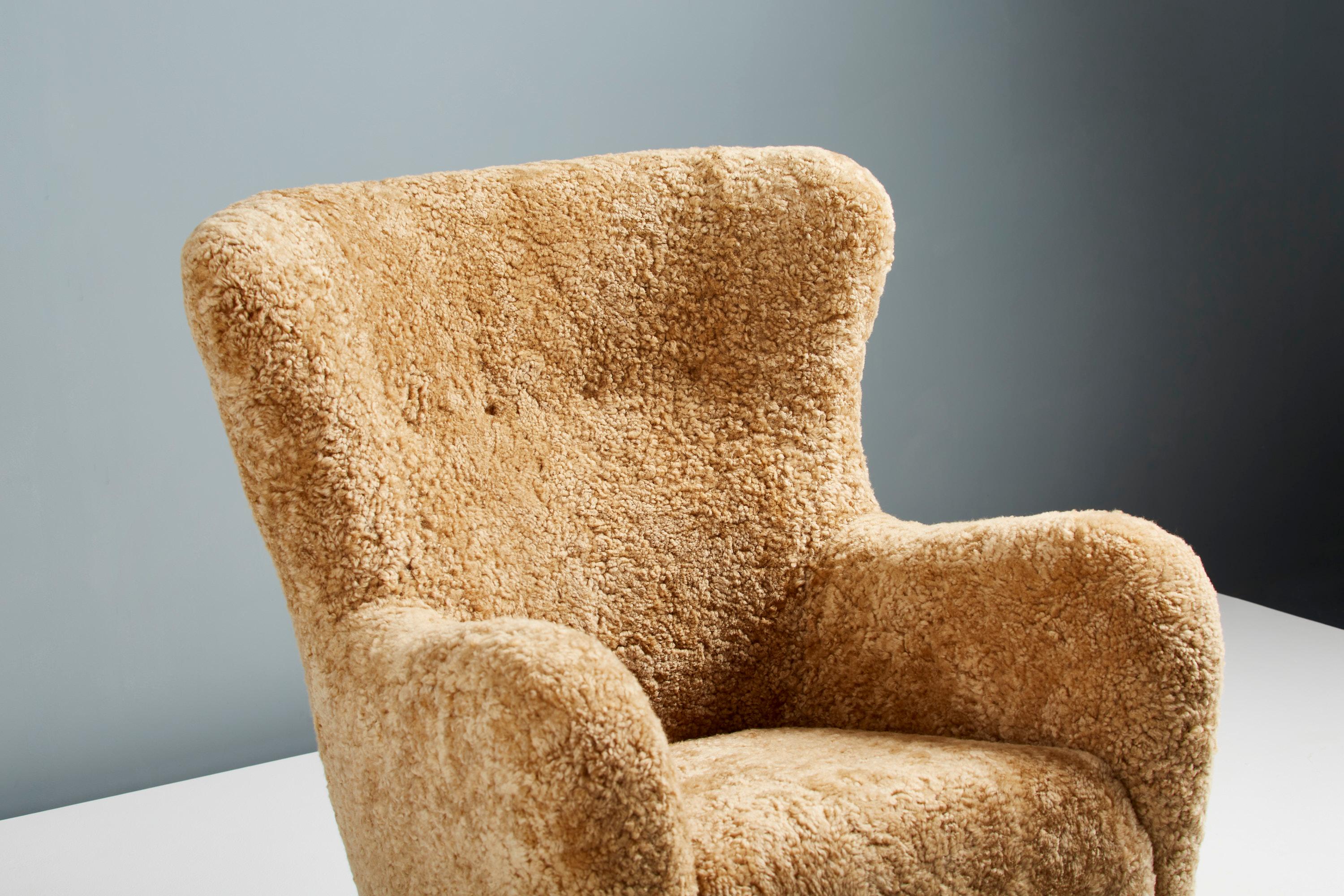 https://a.1stdibscdn.com/pair-of-custom-made-sheepskin-wing-chairs-for-sale-picture-6/f_67442/f_289525721654267833715/DagmarCustom_DD_006_SampoChair_Sheepskin_Maple_06_master.jpg