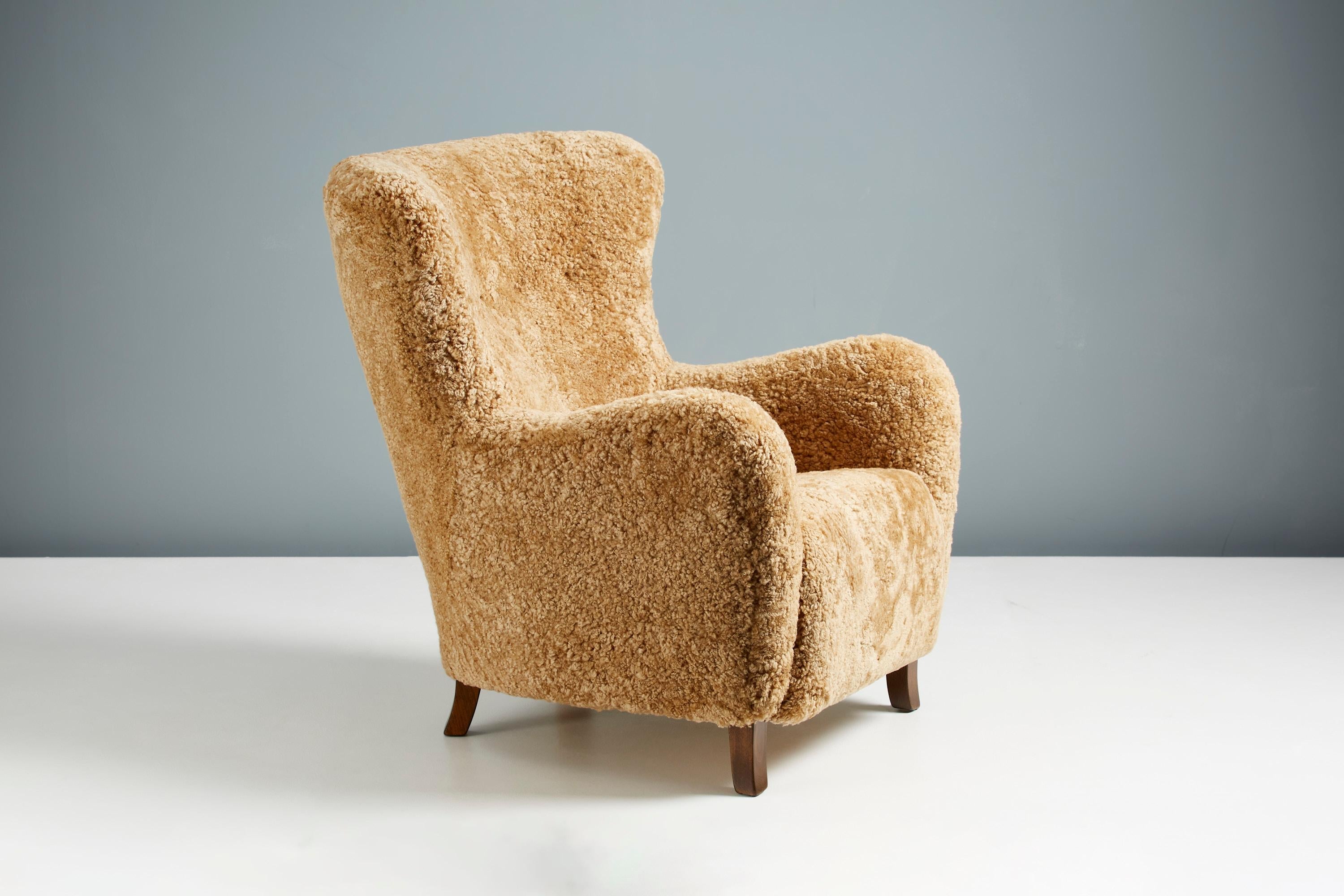 https://a.1stdibscdn.com/pair-of-custom-made-sheepskin-wing-chairs-for-sale-picture-9/f_67442/f_289525721654267832181/DagmarCustom_DD_006_SampoChair_Sheepskin_Maple_22_master.jpg